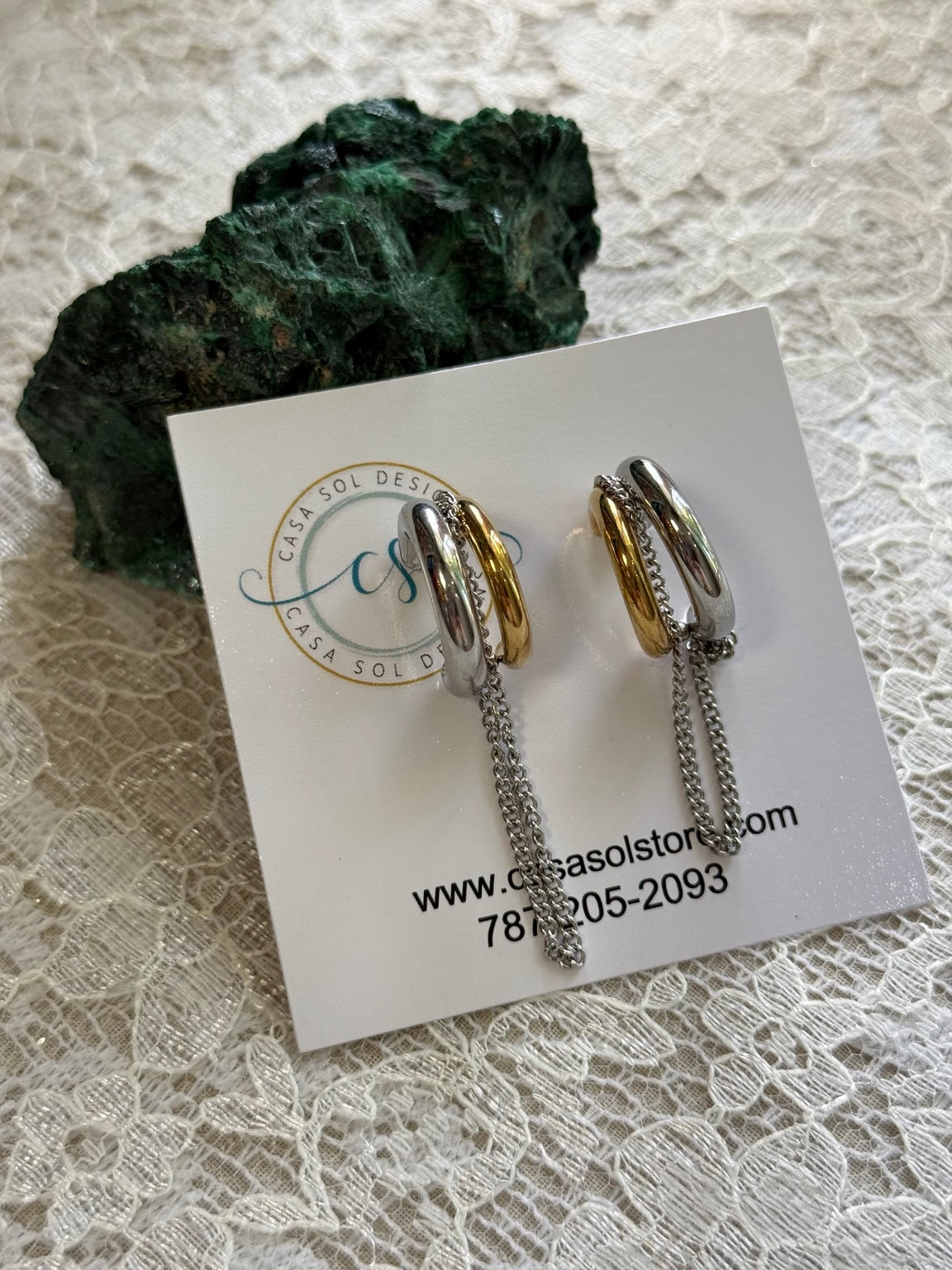 Pantallas de dos tonos dorado y plateado con cadenas colgantes