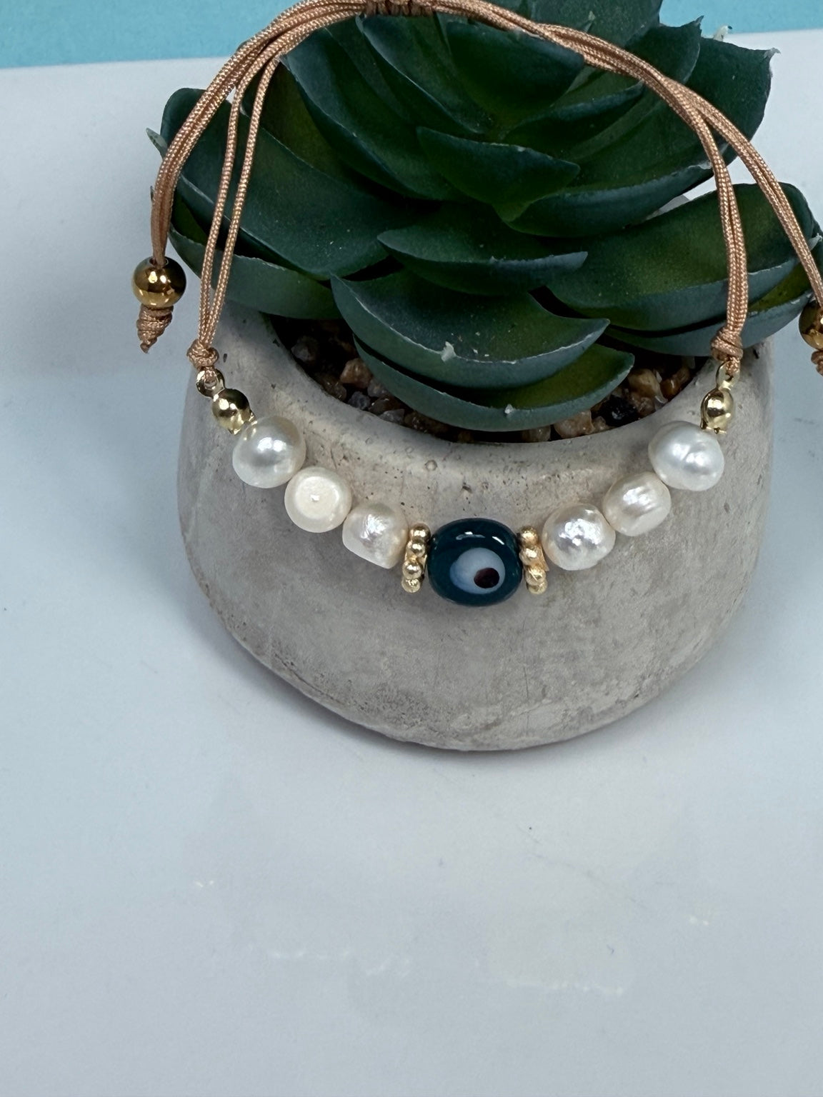 Pulsera ajustable con ojo turco azul y perlas blancas