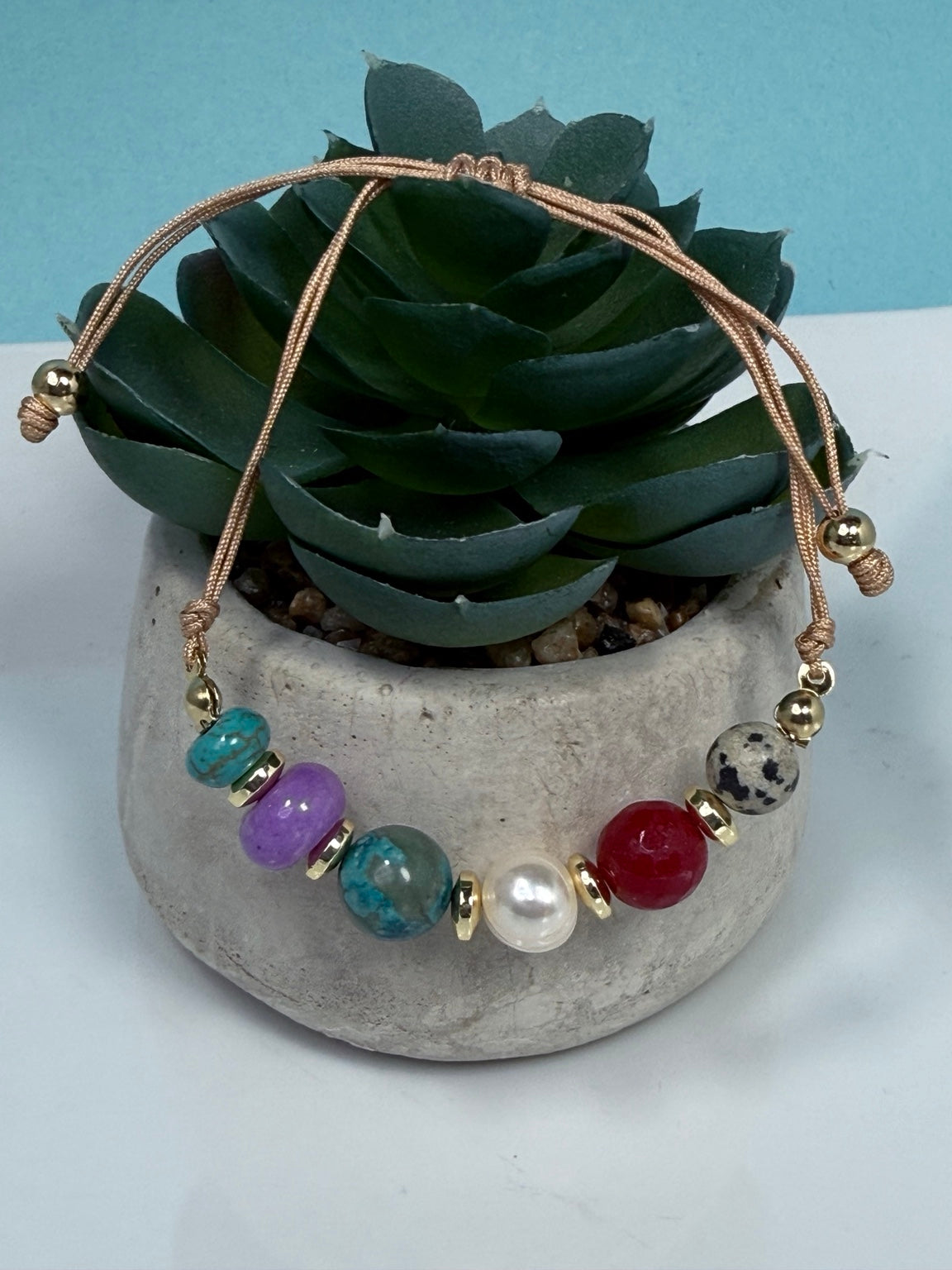 Pulsera ajustable de jade, jaspe y perla con detalles dorados
