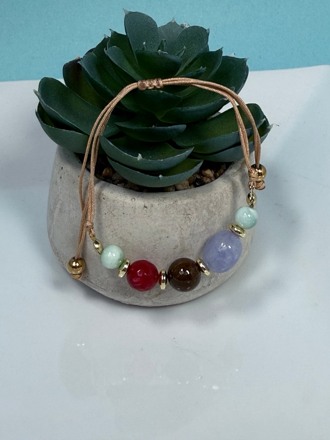 Pulsera ajustable de jade y garnierita con cordón y detalles dorados