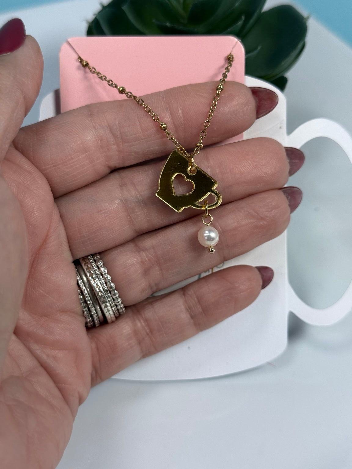 Detalle de cadena Coffee Love en acero inoxidable