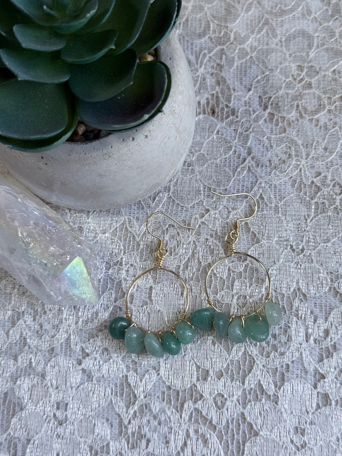 Detalle de pantallas de aventurina verde alambradas artesanalmente