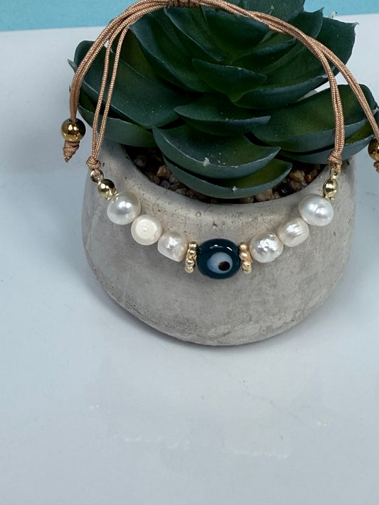 Pulsera ajustable con ojo turco azul y perlas blancas