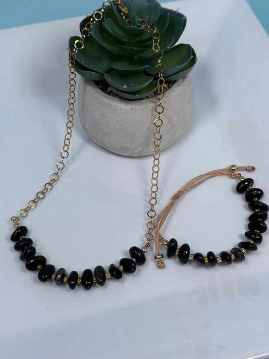 Conjunto de collar y pulsera con cuentas negras de obsidiana y detalles dorados
