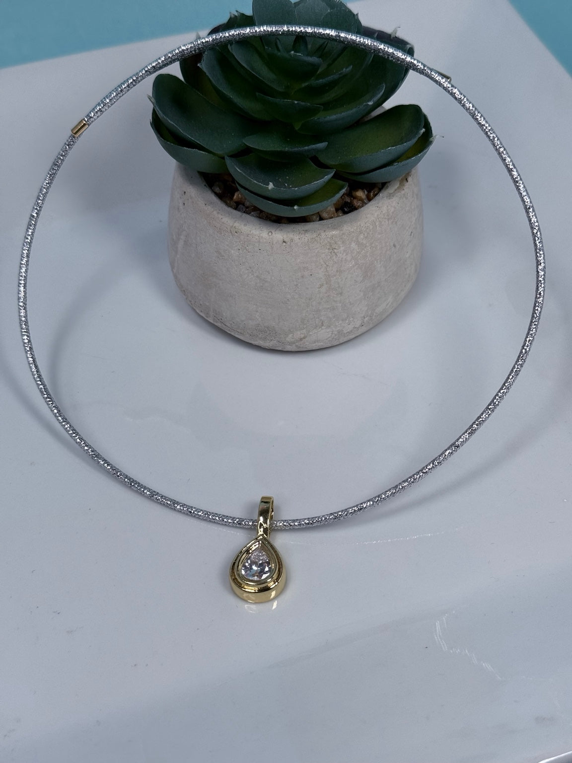 Collar ajustable magnético con cordón plateado y dije enchapado en oro