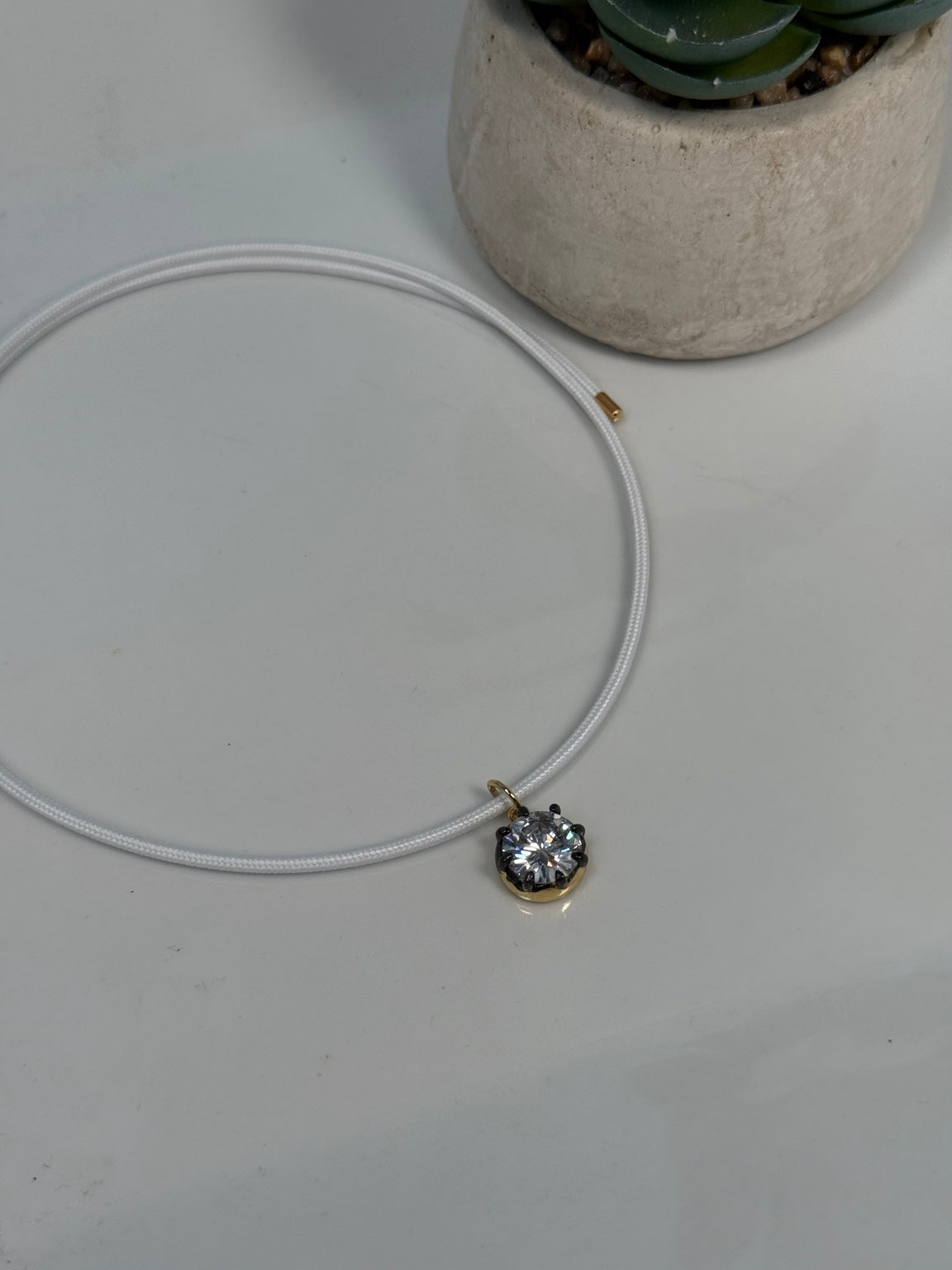 Collar magnético blanco