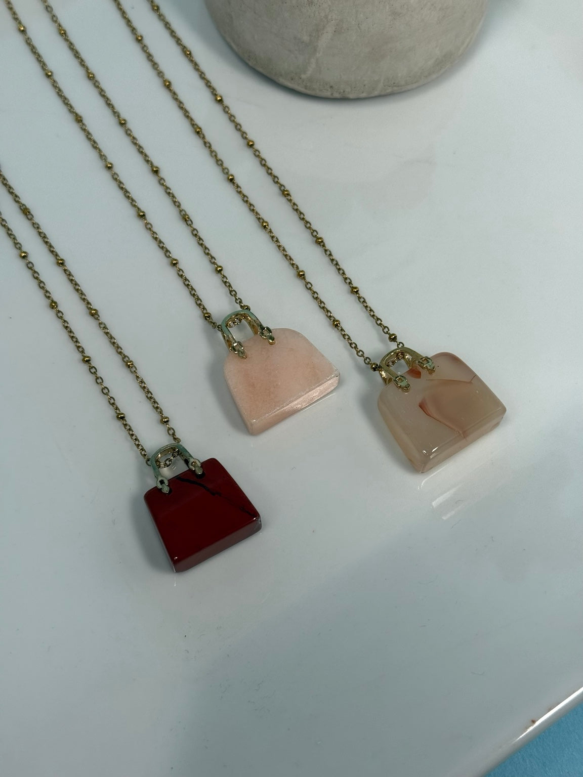 Detalle de los tres collares de cuarzo con cadena de acero inoxidable