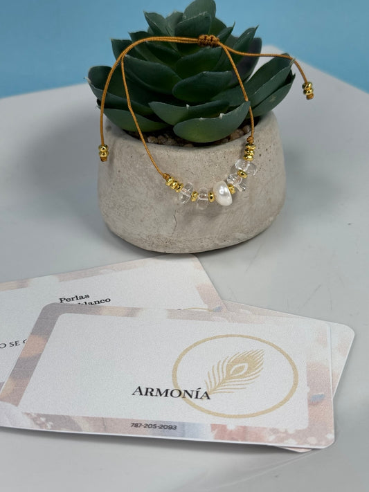 Pulsera Armonía de la colección Ciclos con perla y cuarzo blanco