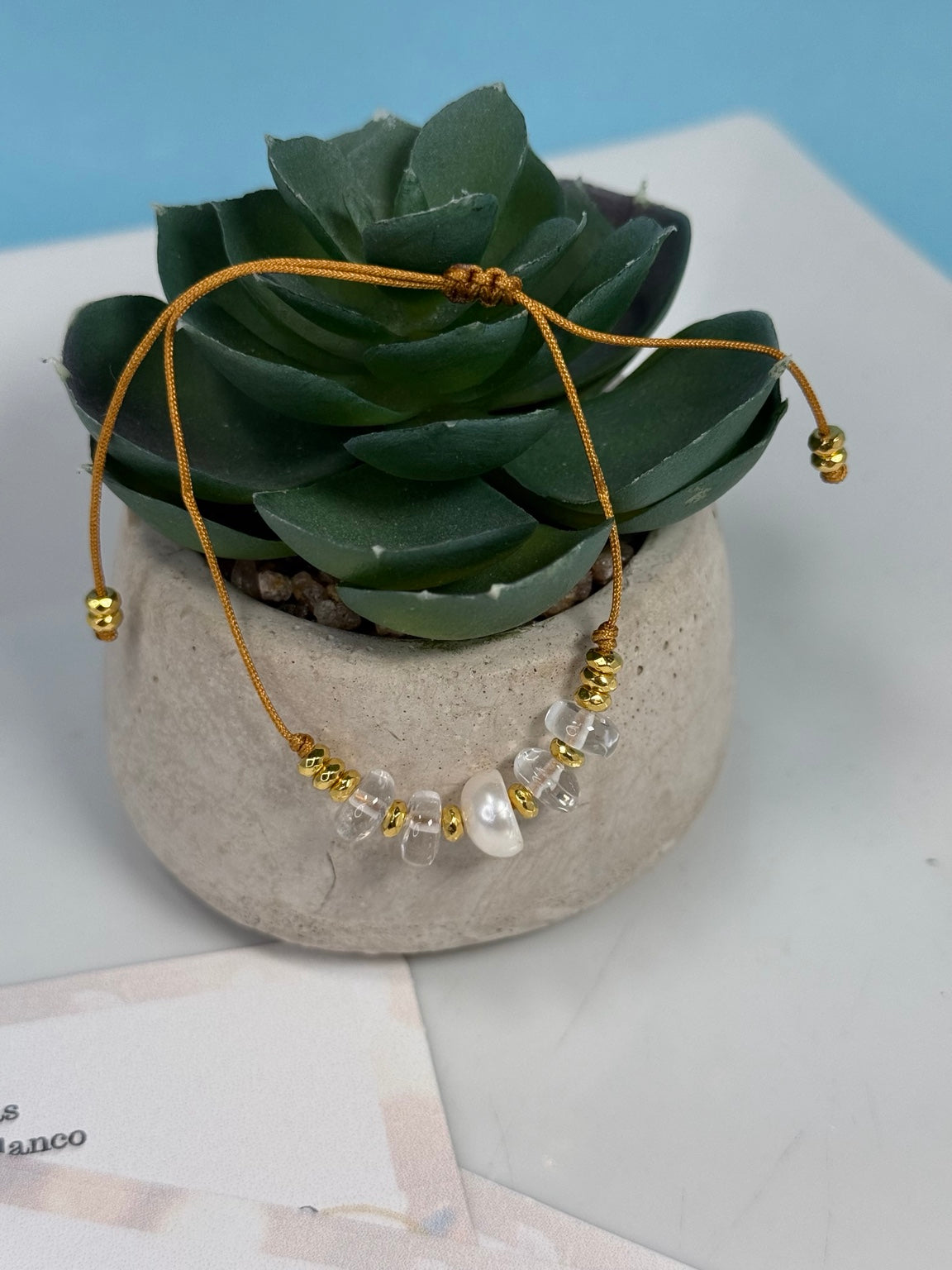 Detalle de la pulsera Armonía ajustable con perla y cuarzo blanco