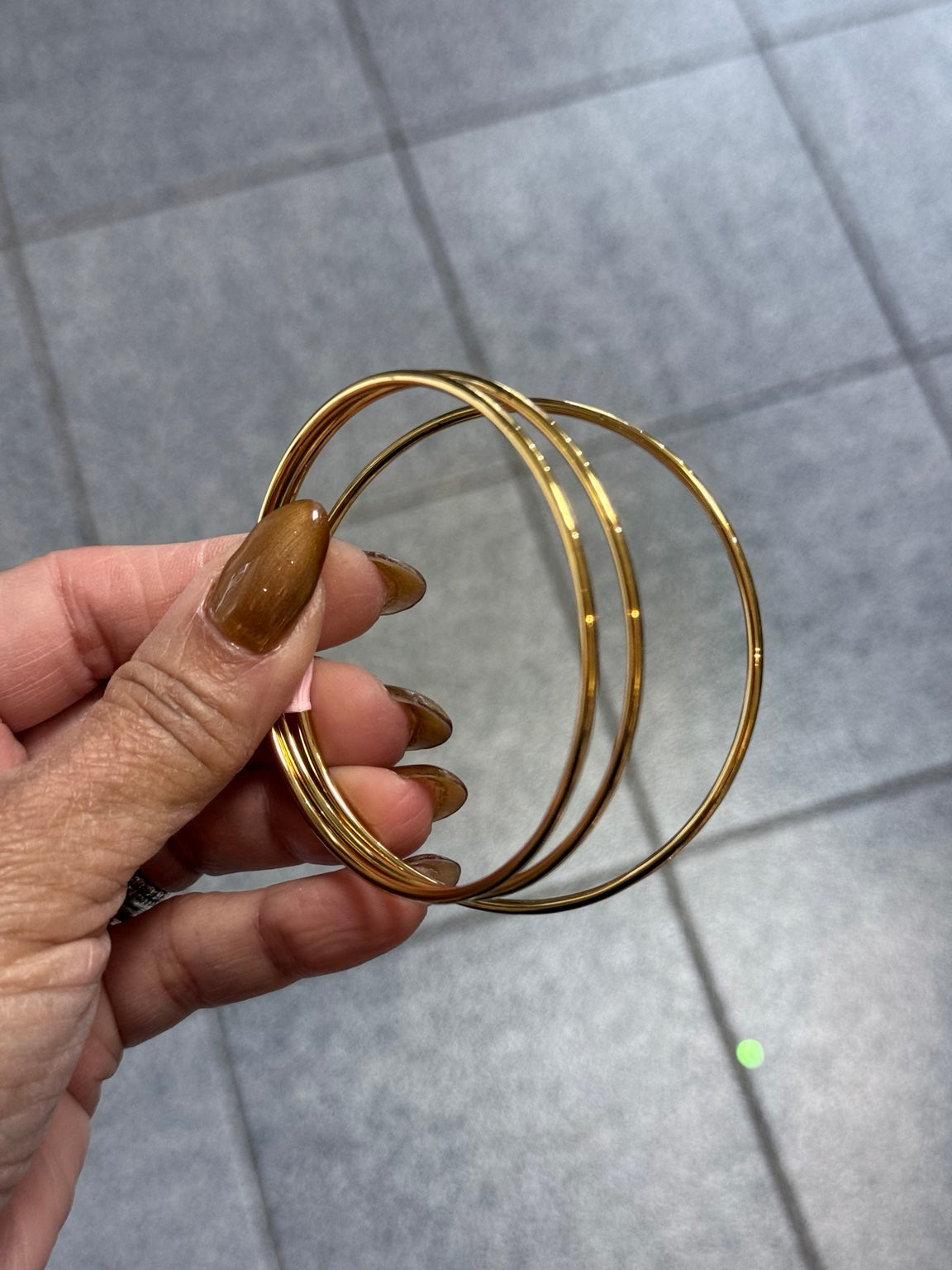 Set de tres bangles dorados de acero inoxidable