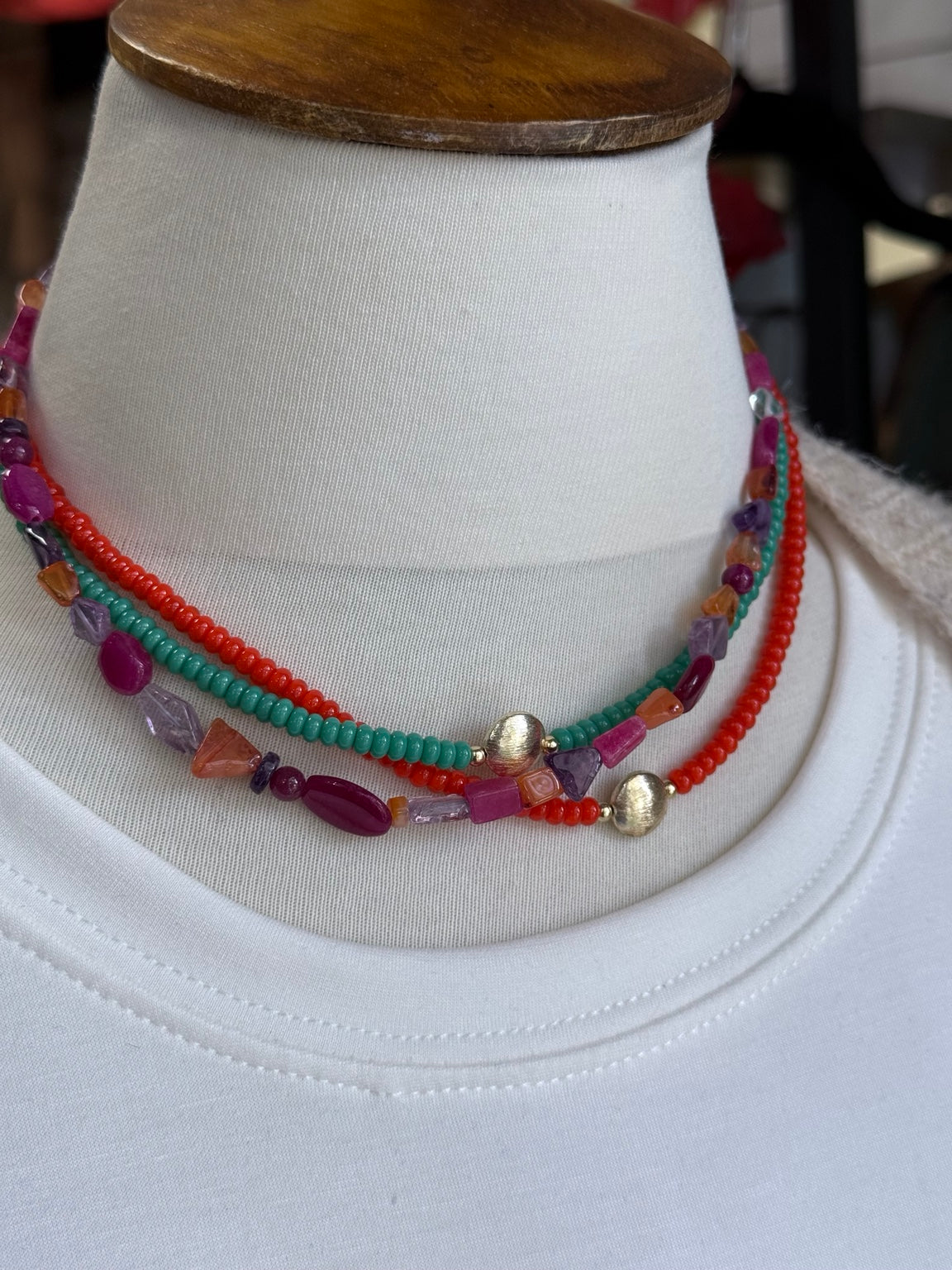 Collar de ágatas de colores combinado en layers con otros collares.
