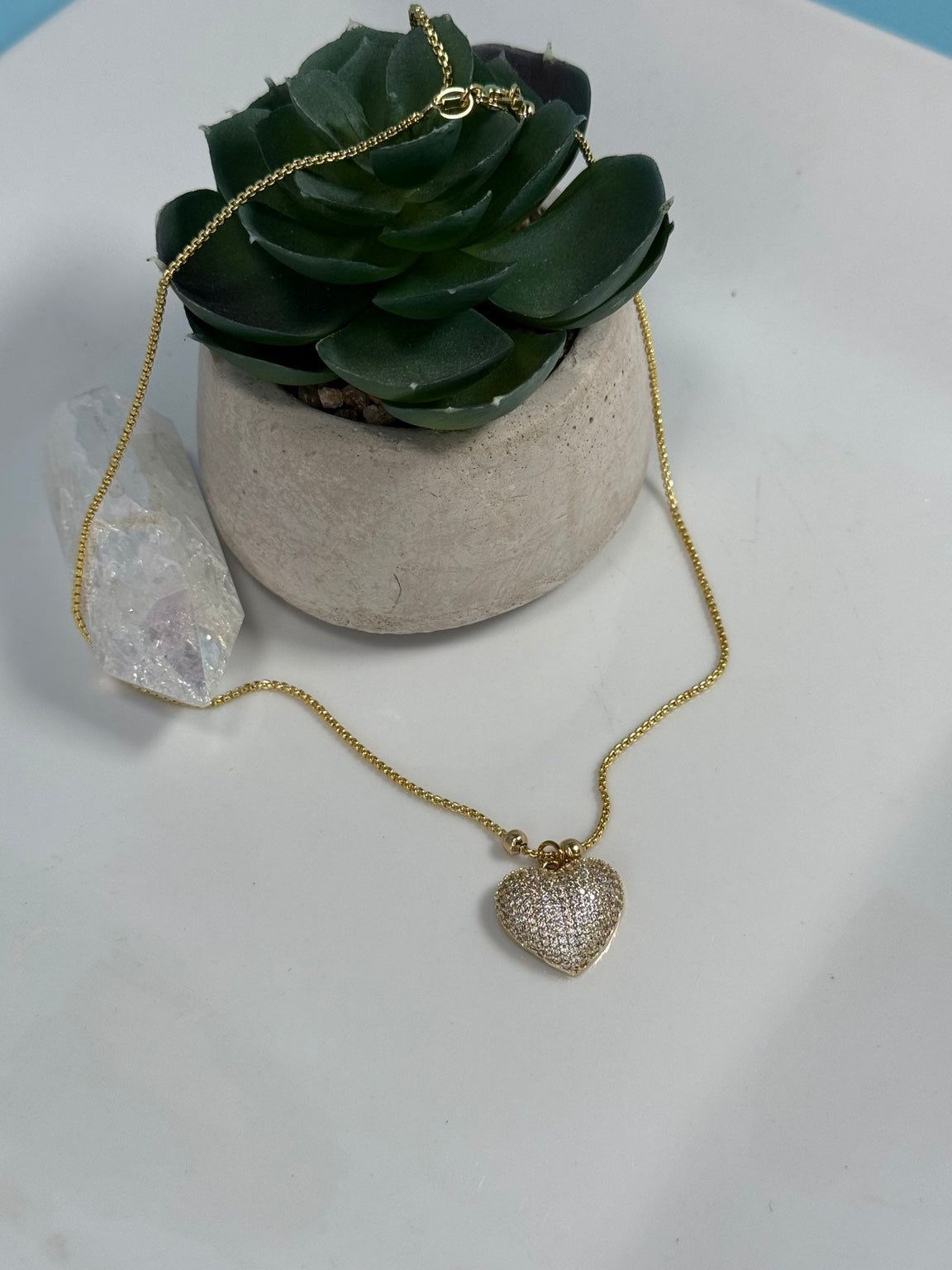 Collar ajustable dorado con dije de corazón brillante