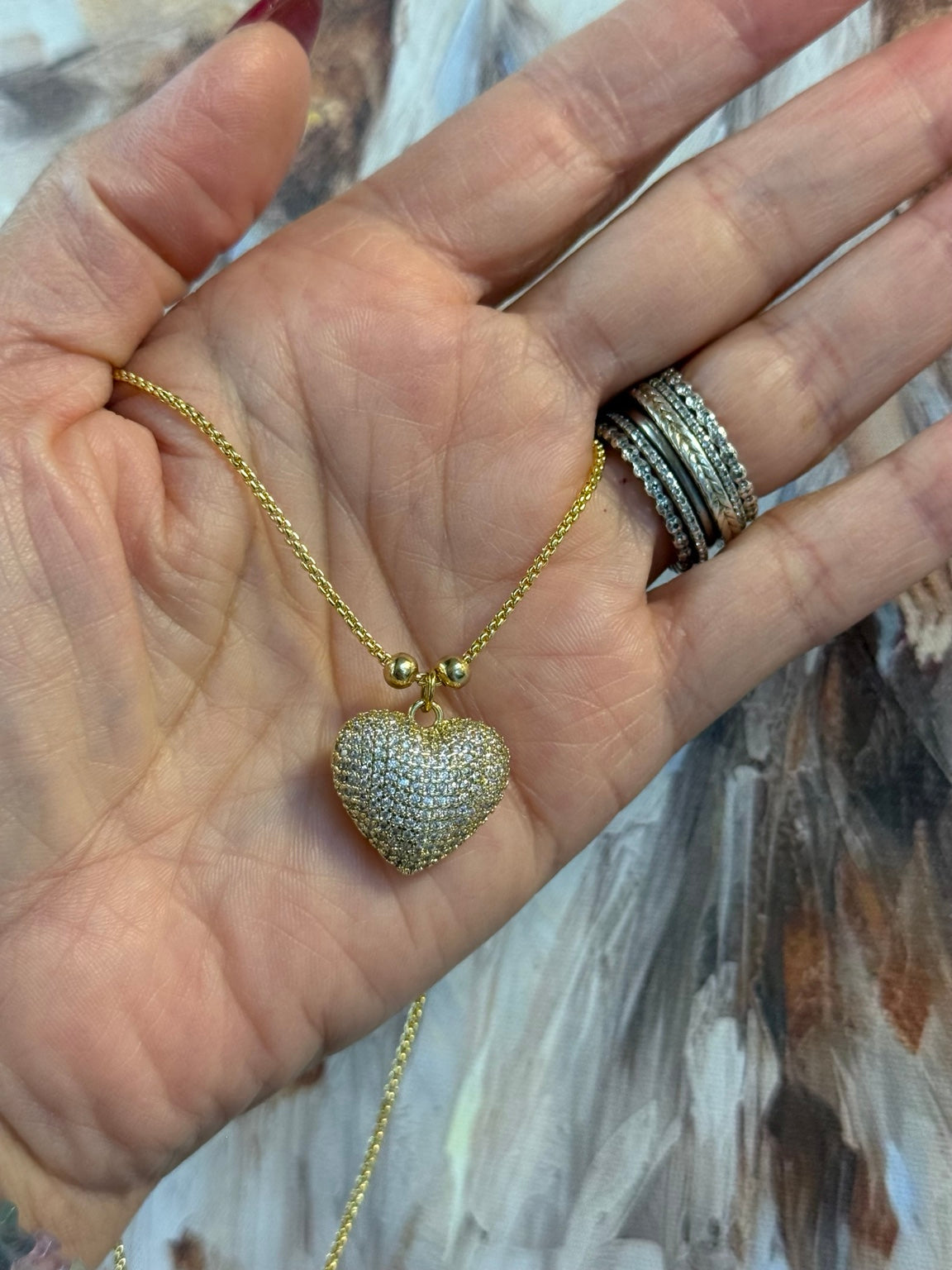 Detalle del dije de corazón del collar ajustable