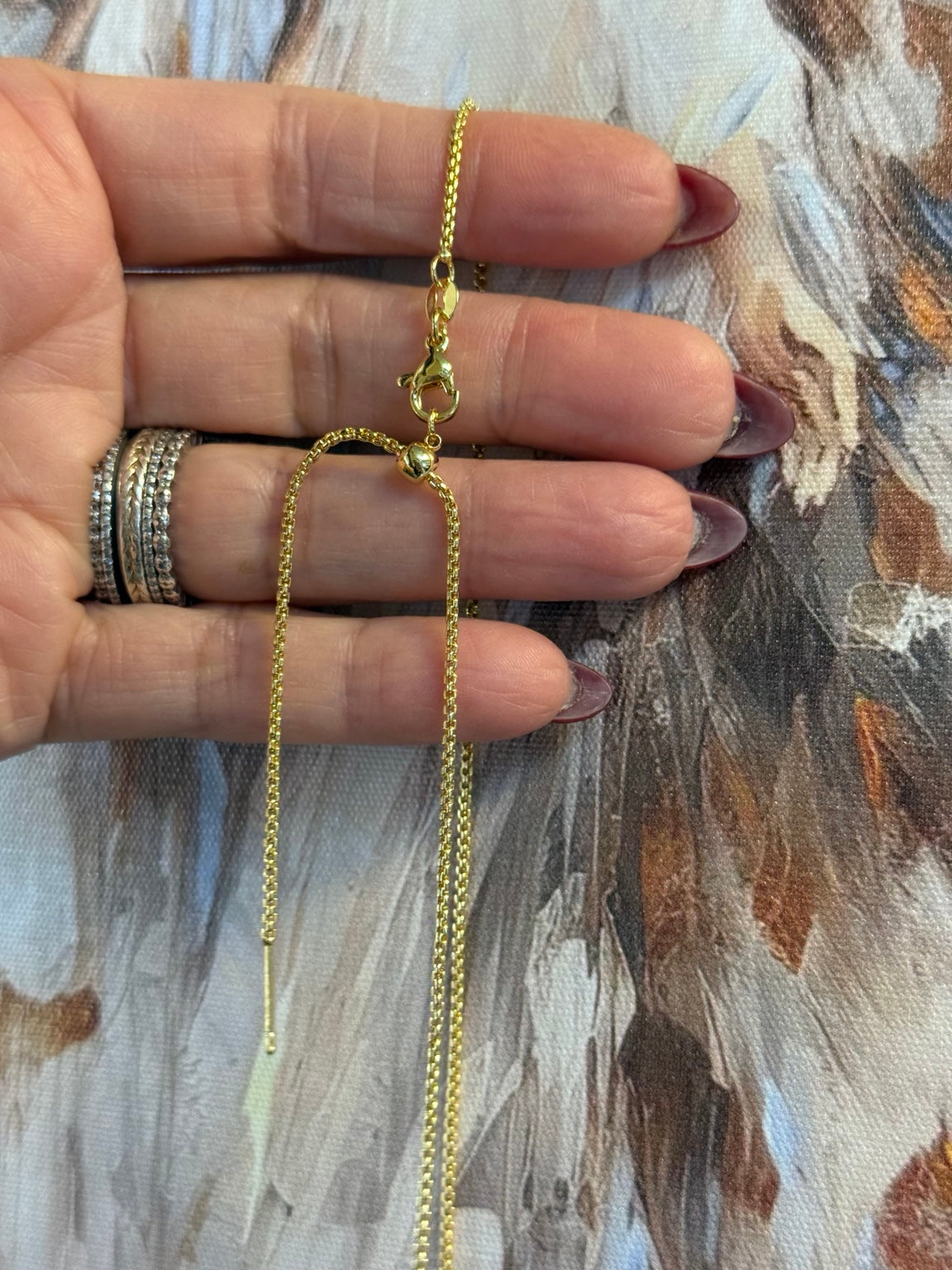 Detalle del cierre y cadena ajustable del collar