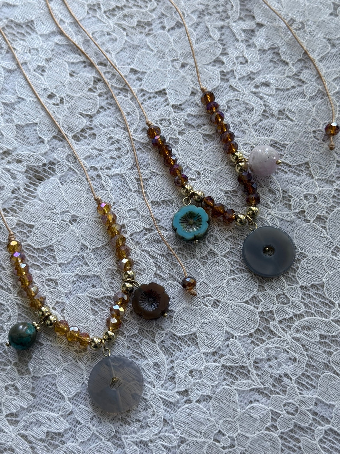 Dos collares ajustables con cristal checo y ágatas en diferentes combinaciones de color.