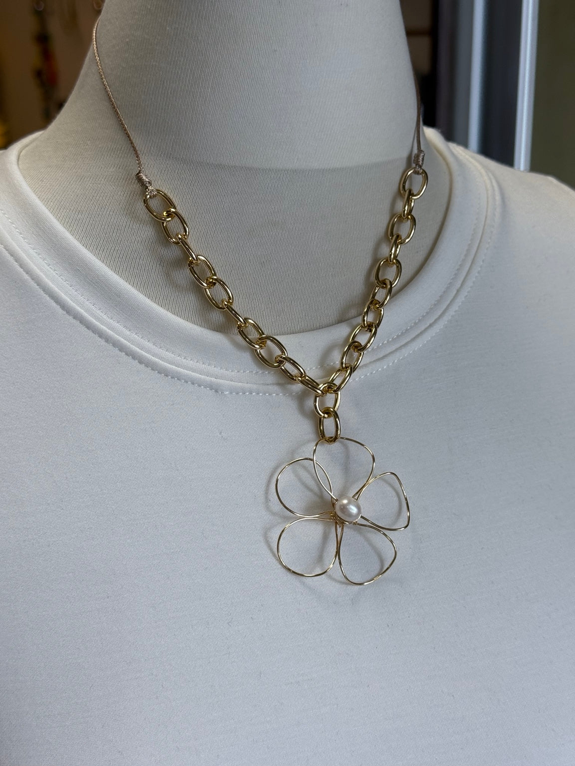Collar ajustable con flor alambrada a mano y perla
