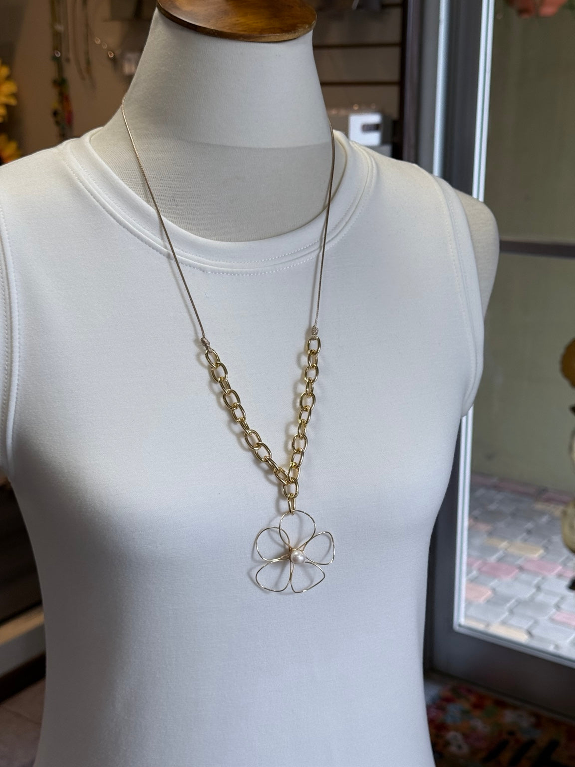 Collar ajustable con flor alambrada artesanal, vista completa