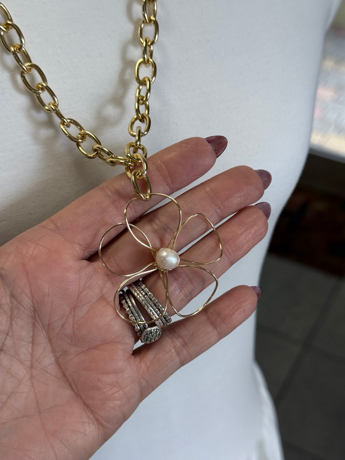Detalle de flor alambrada a mano con perla