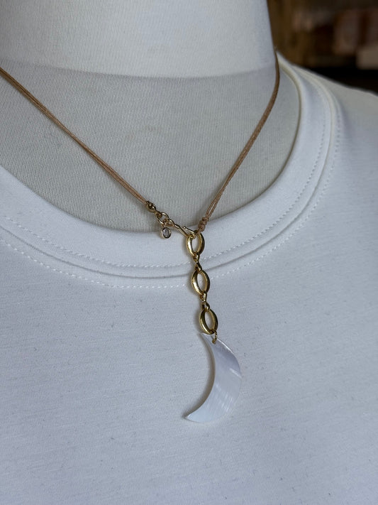 Collar luna de madreperla ajustable mostrado sobre busto.