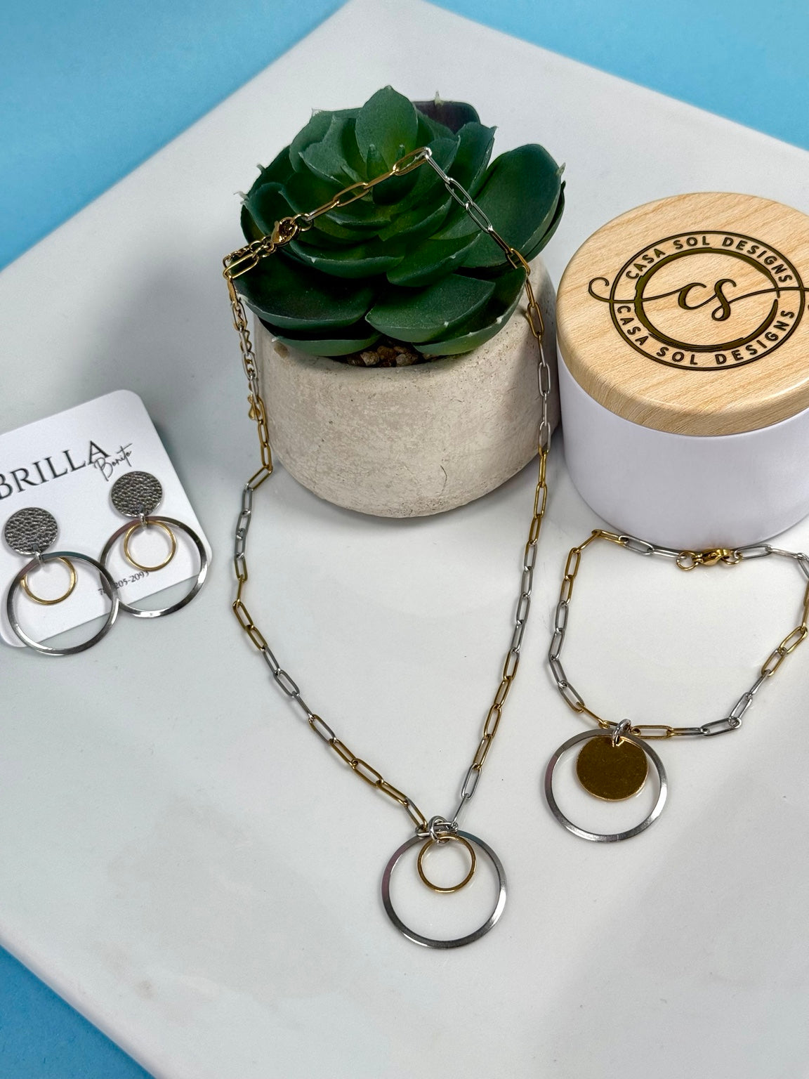 Gift set bicolor de tres piezas en acero inoxidable con collar, pulsera y pantallas