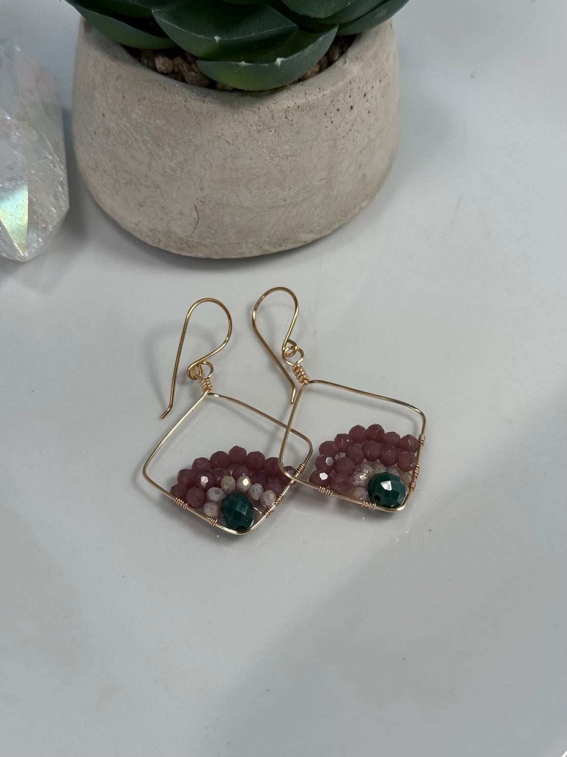 Pantallas alambradas a mano con cristales en tonos rosados y verdes