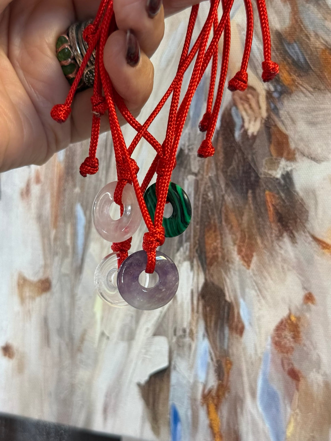 Pulseras ajustables con aro de cuarzo y cordón rojo