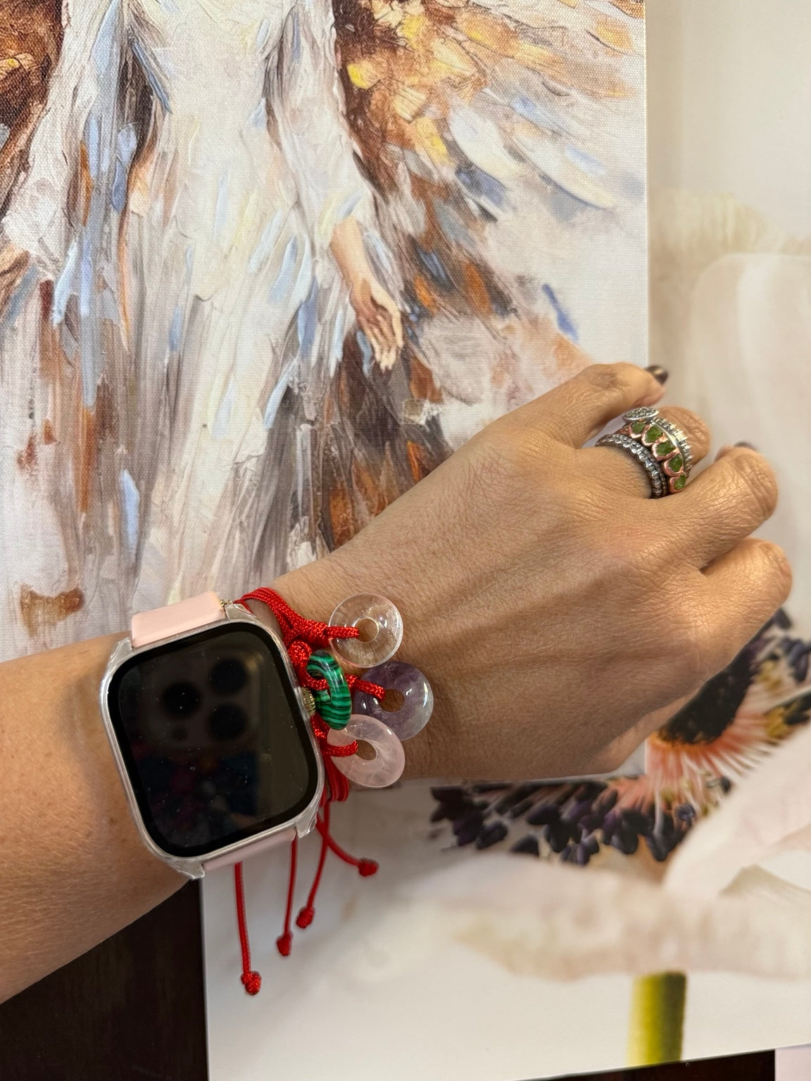 Pulseras de aro de cuarzo con cordón rojo puestas en la muñeca