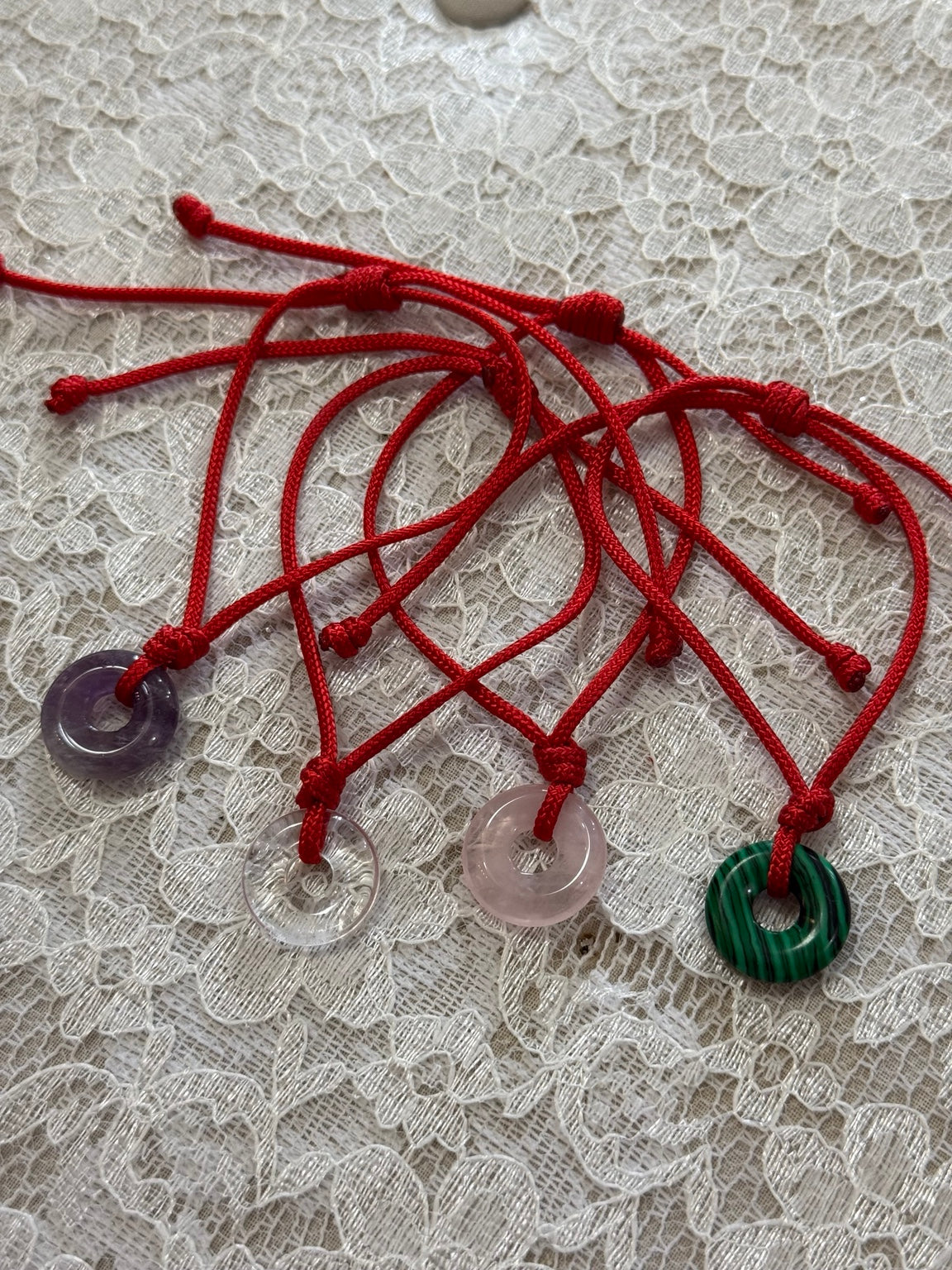 Variantes de pulsera de aro de cuarzo con cordón rojo