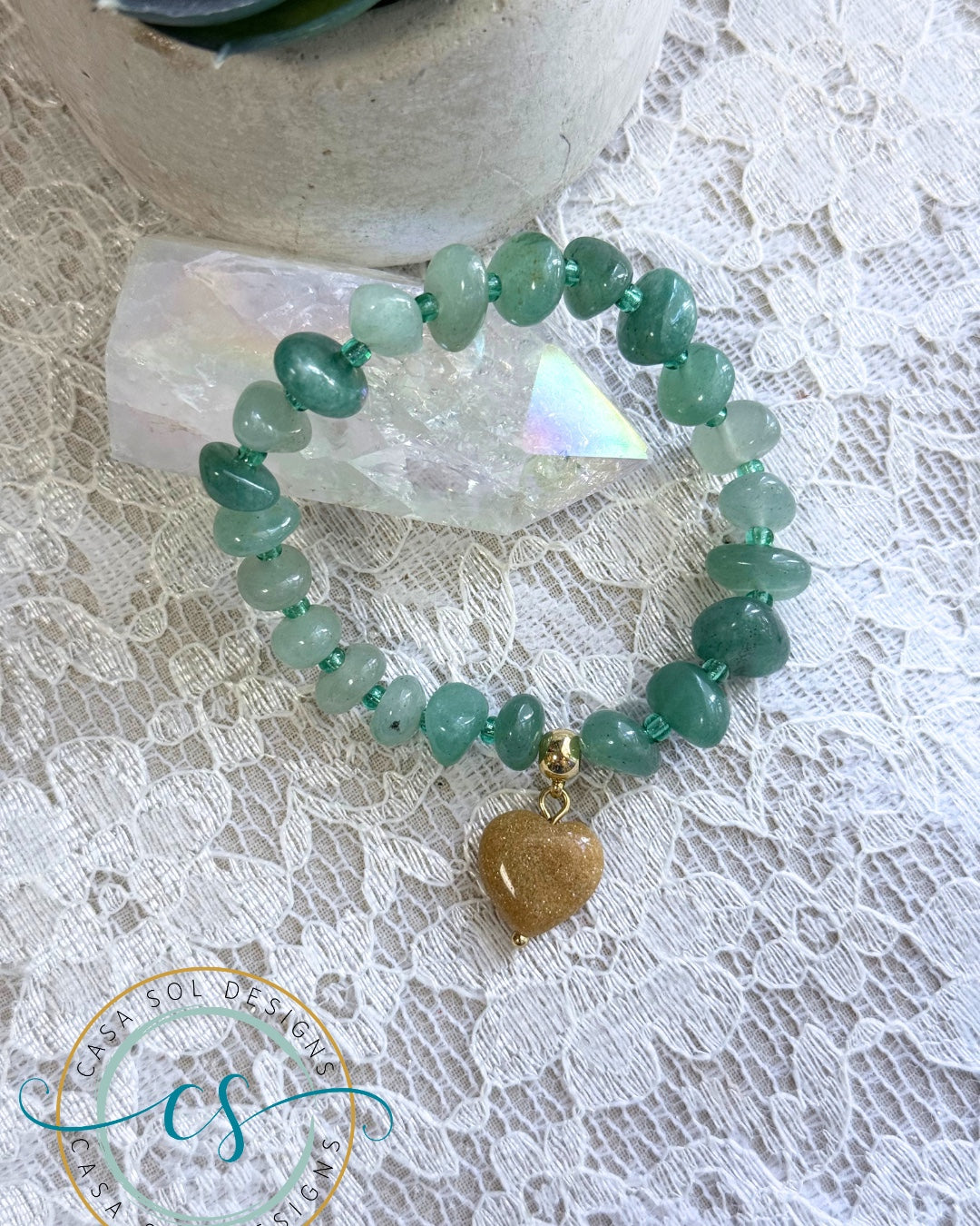 Pulsera elástica de aventurina verde con dije de corazón en jade.