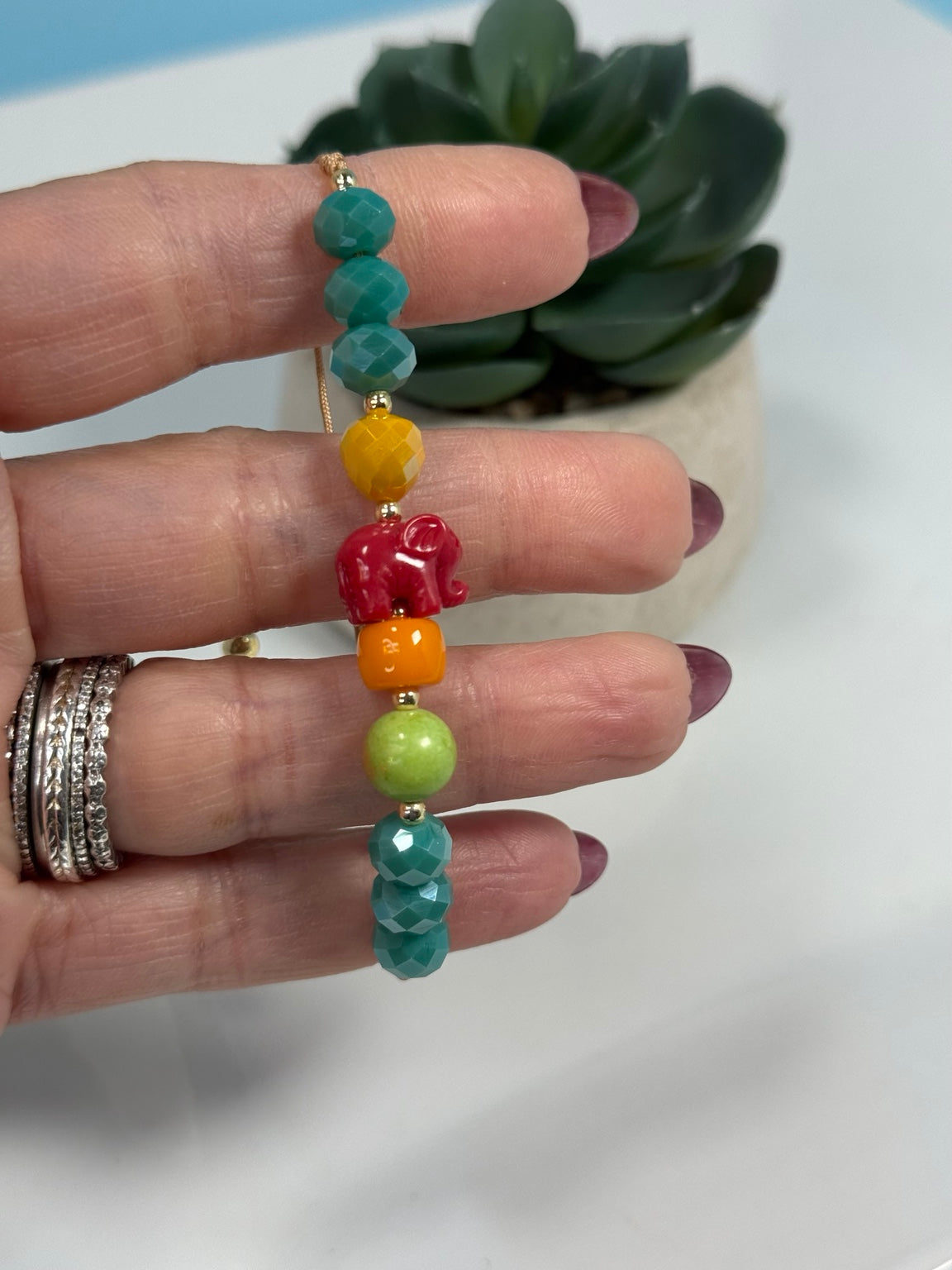 Detalle de Pulsera Elefante ajustable con cristales de colores