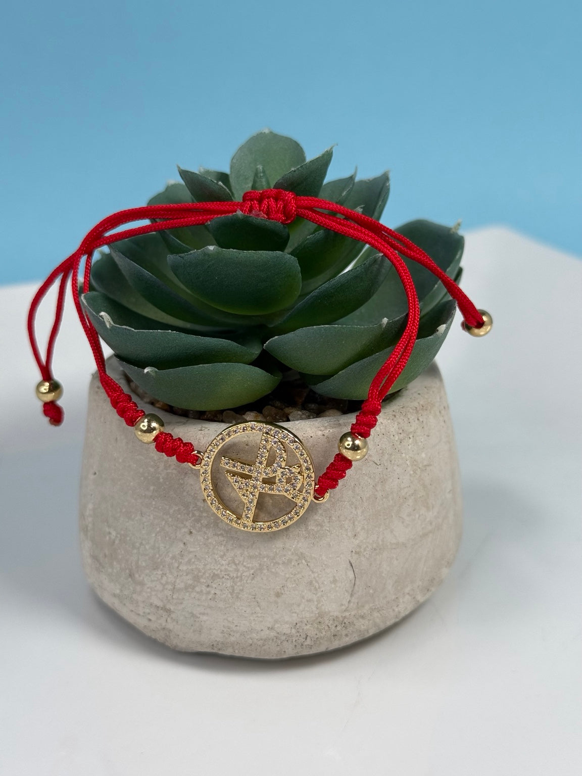 Pulsera Fe ajustable roja con dije dorado y zirconias