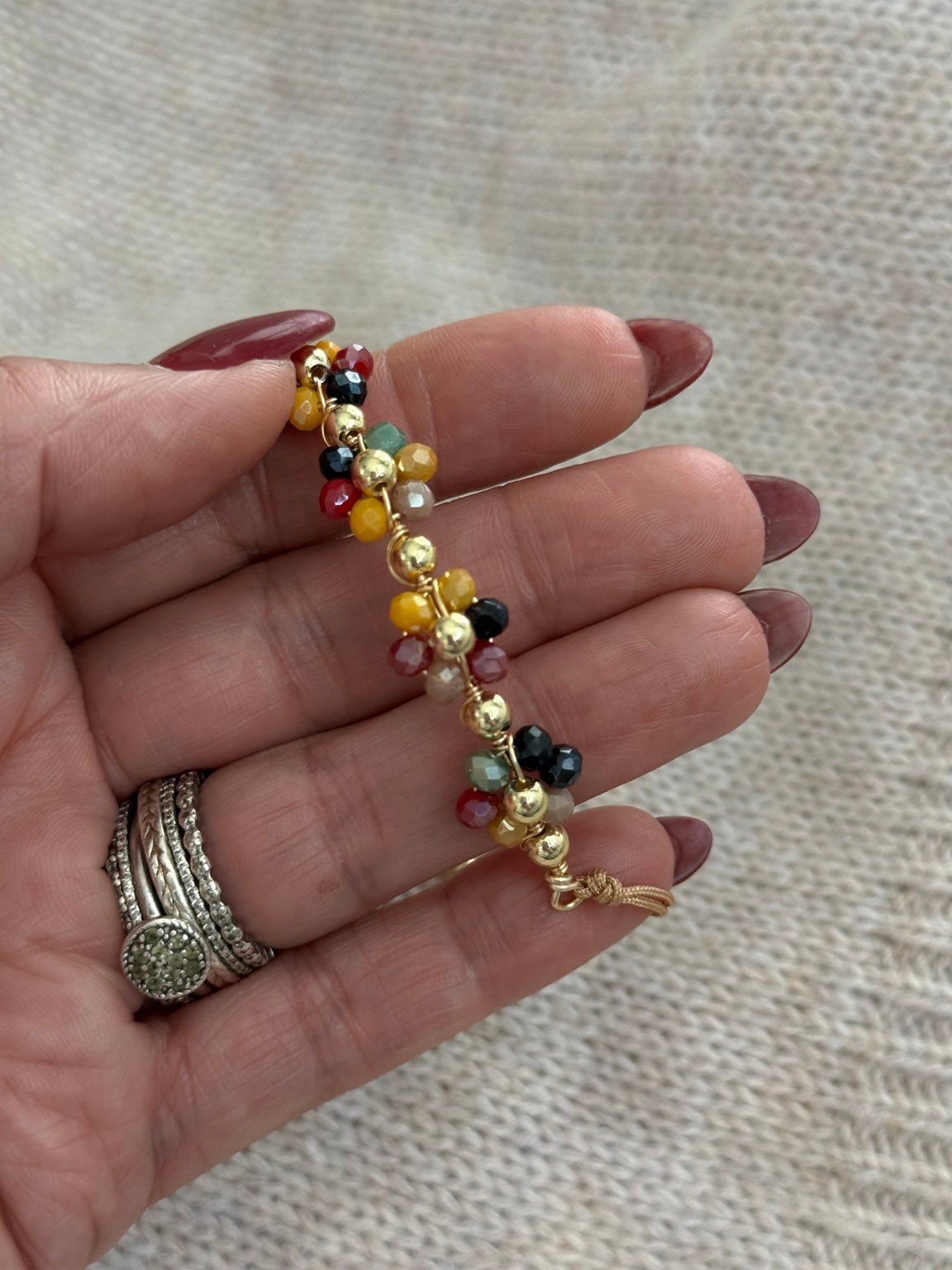 Detalle de la Pulsera Flores alambrada