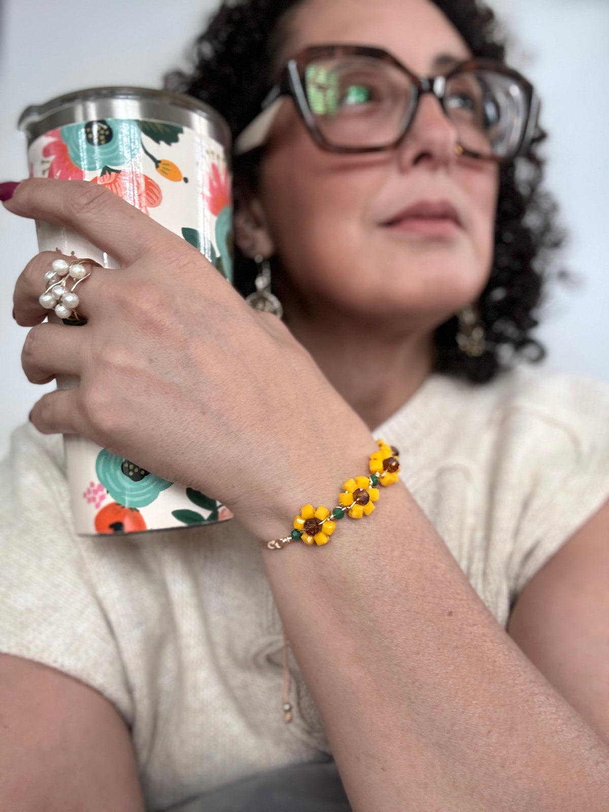 Pulsera Girasol alambrada puesta en la muñeca
