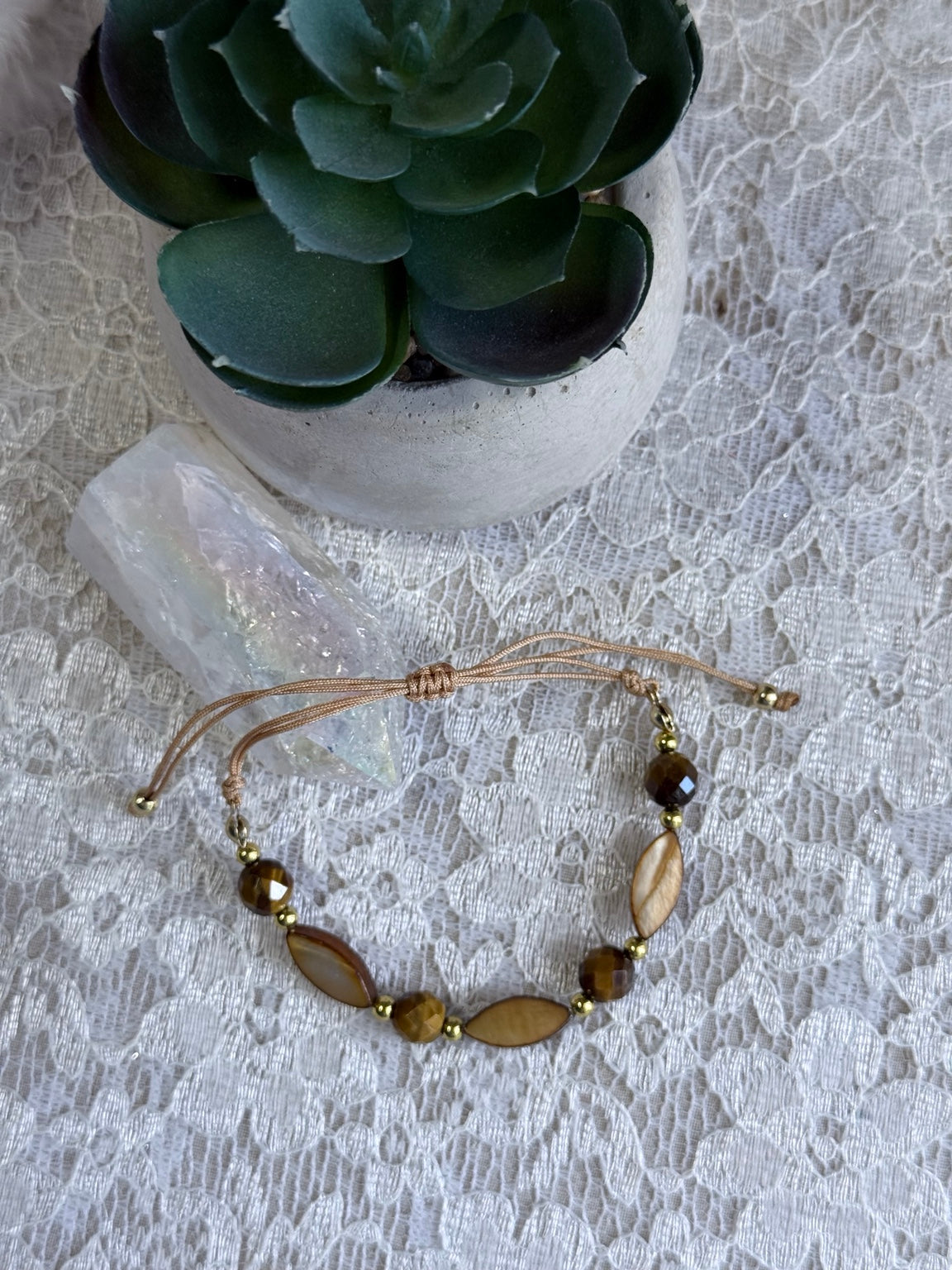 Pulsera ajustable de madreperla y ojo de tigre