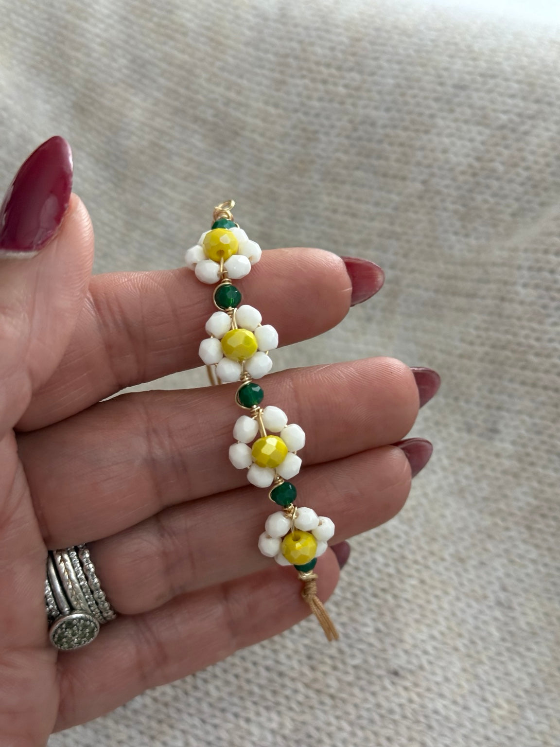 Detalle de flores alambradas de la Pulsera Margarita