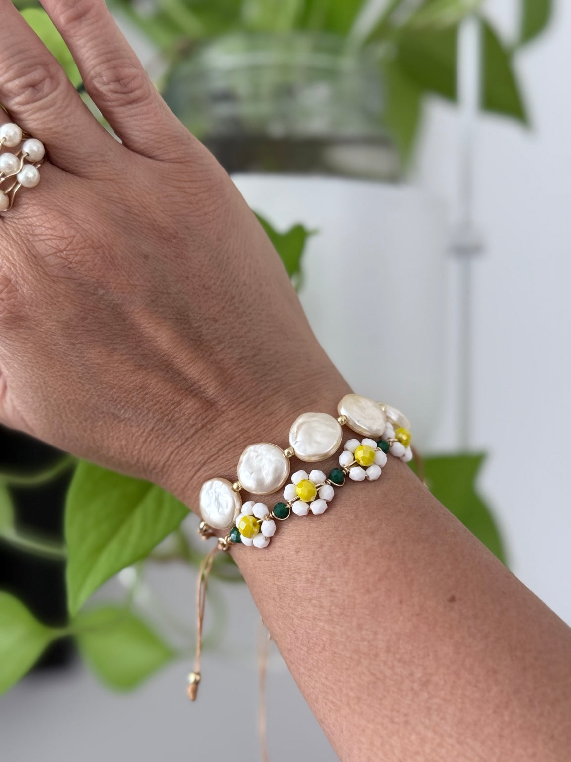 Pulsera Margarita alambrada puesta en la muñeca