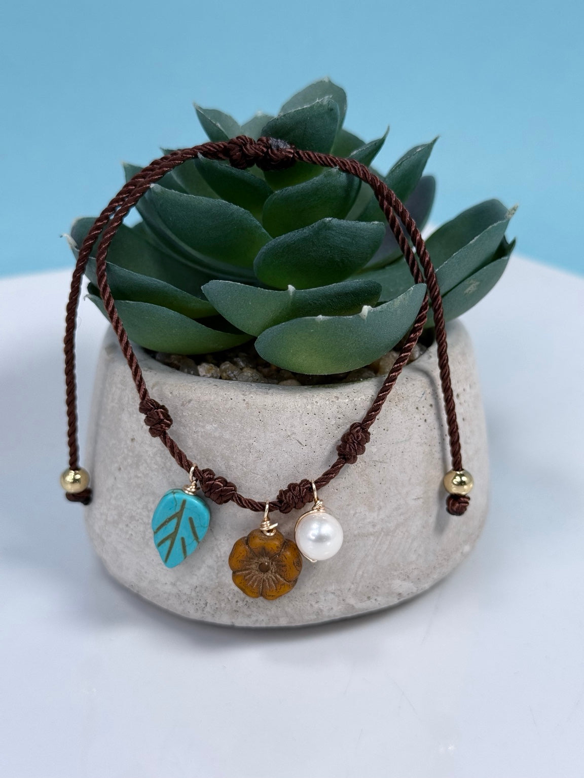 Pulsera Otoñal 2 ajustable con hilo marrón, cristal checo, perla y cuarzo