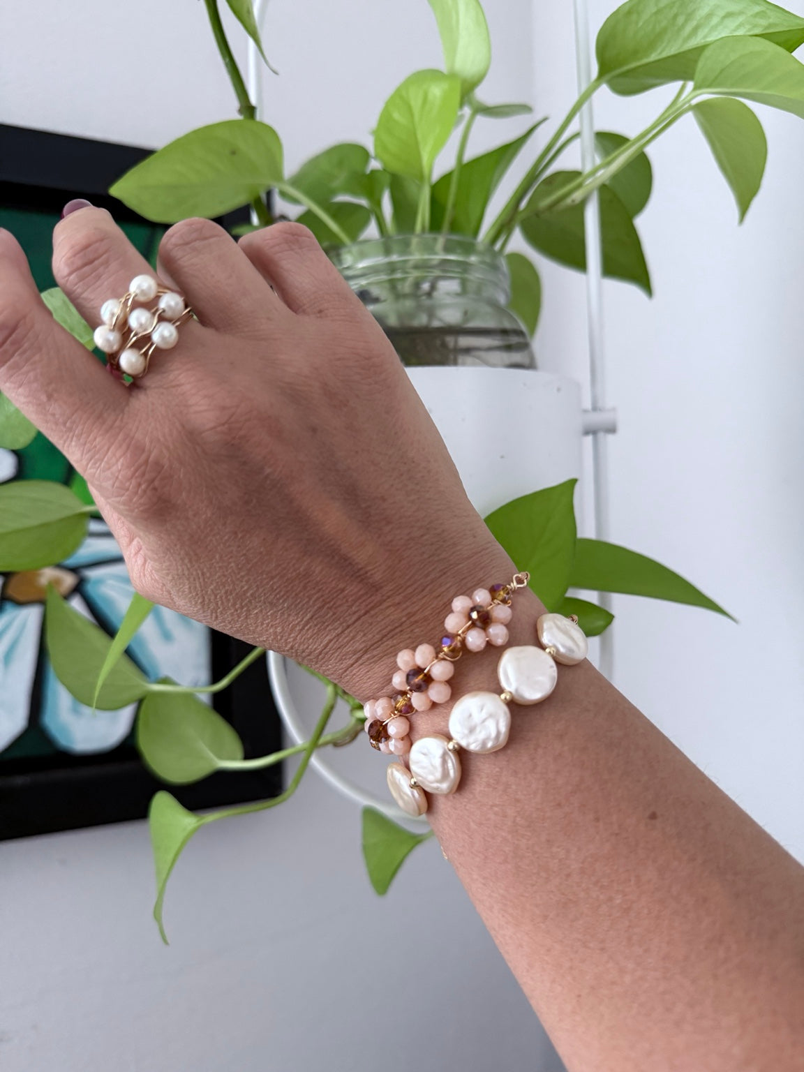 Pulsera de perlas ajustable puesta en la muñeca