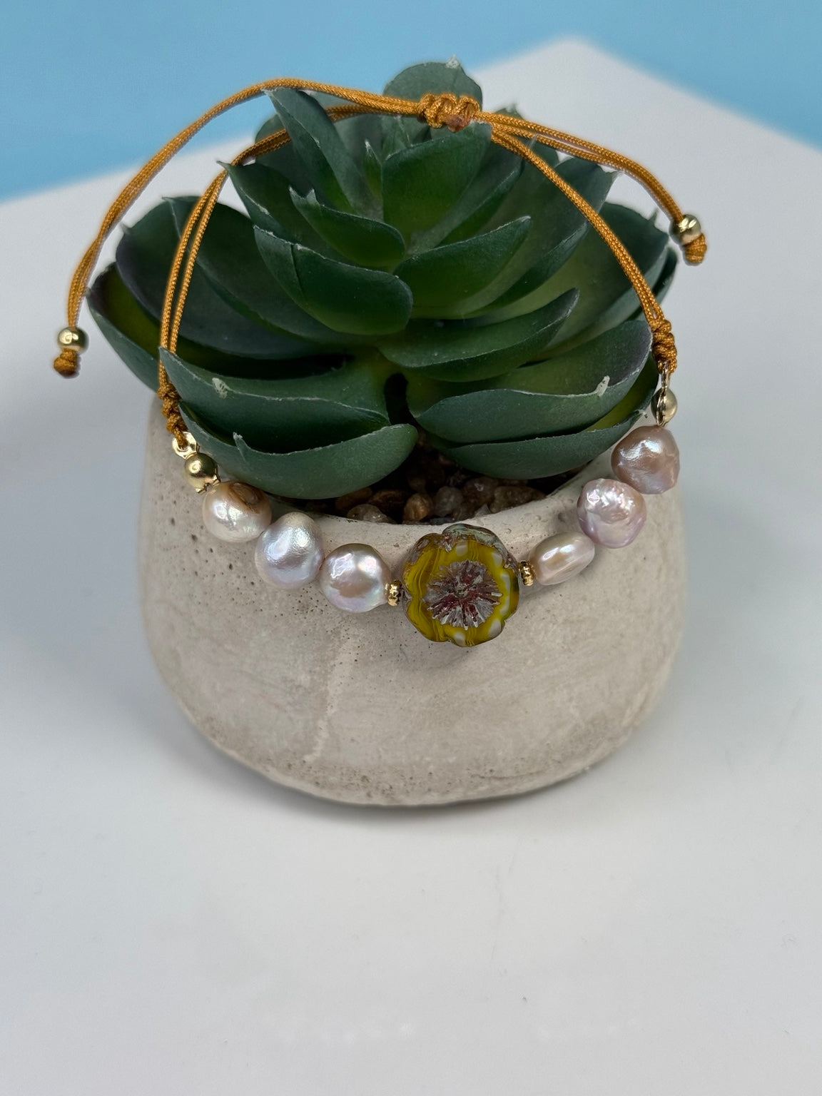 Pulsera artesanal con perlas de agua dulce y flor de cristal checo.