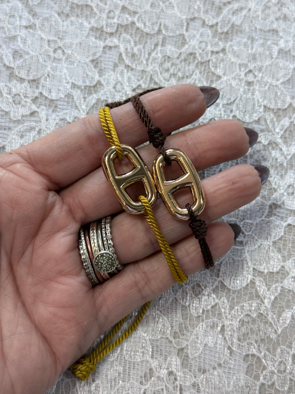 Pulseras ajustables con pieza dorada en mostaza y marrón