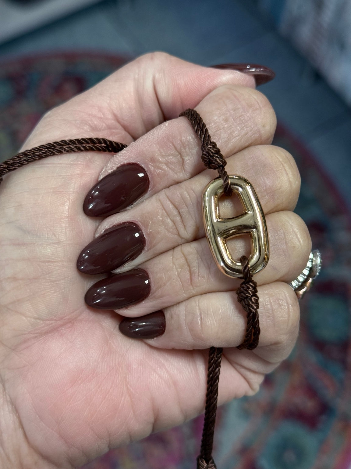 Pulsera ajustable marrón con pieza dorada