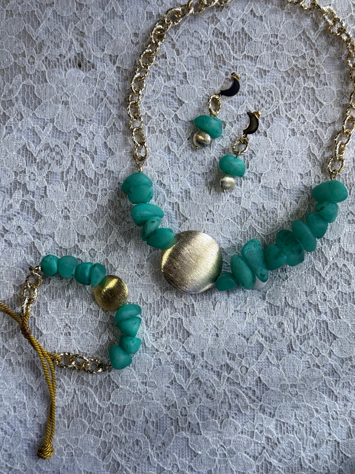 Set artesanal asimétrico con resina verde, pulsera y pantallas.